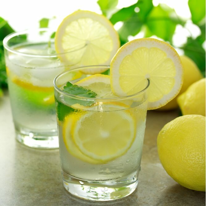 Вода с лимоном: польза и вред фруктового напитка